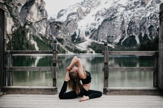 Luna praktiziert auf einem Felsen Vrikshasana