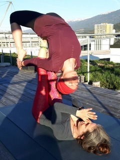 Luna praktiziert auf einem Felsen Vrikshasana